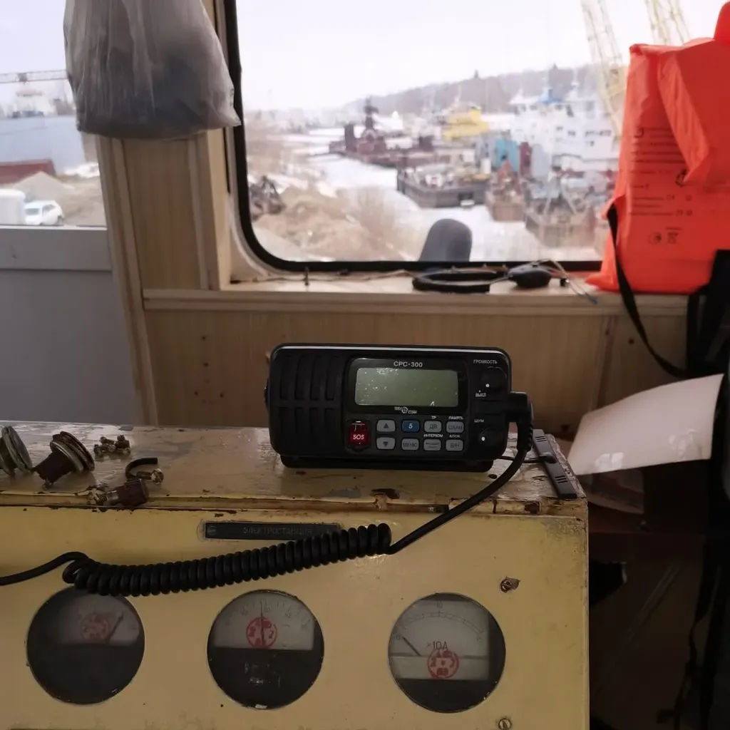 УКВ 300 МГц NavCom CPC-300 вид спереди